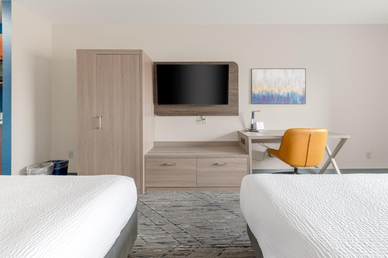Express & Suites-edmonton South By Ihg