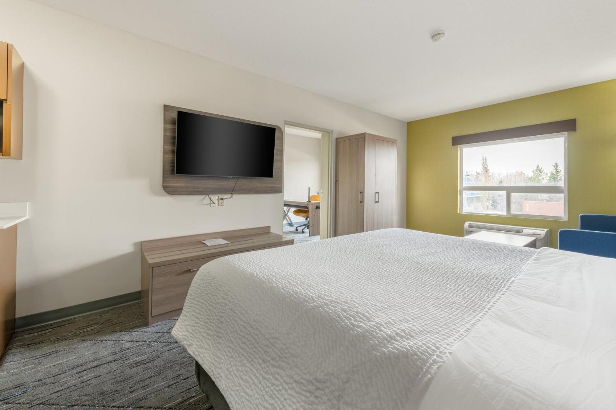 Hotel Express & Suites-edmonton South By Ihg Edmonton